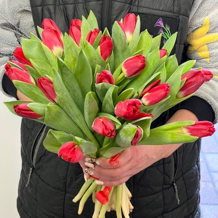 Букет красных тюльпанов на 8 марта с доставкой в по Куровскому