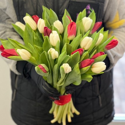 Заказать букет белых и красных тюльпанов недорого с доставкой в по Куровскому