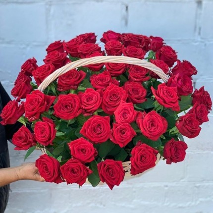 Корзинка "Моей королеве" из красных роз с доставкой в по Куровскому
