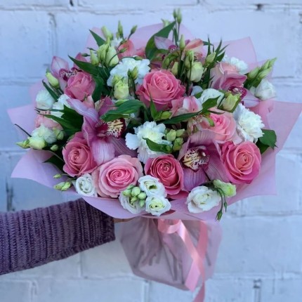 Букет из розовых роз и орхидей "Нежность" - доставка в по Куровскому